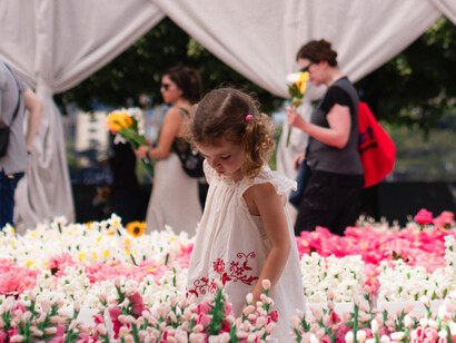 Cj Hendry, Flower market 2.0, exhibition view. Courtesy of Maximus Communications