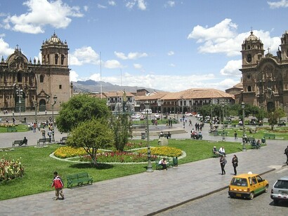 Plaza de Armas, Cusco, Perú. Este emblemático lugar combina arquitectura colonial e inca, ya que muchas edificaciones están construidas sobre antiguos muros incas