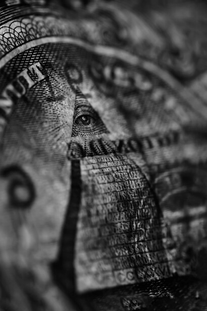 Más que simples extravagancias, las narrativas sobre poderes invisibles y conspiraciones globales evidencian la persistencia de la imaginación colectiva en la vida contemporánea