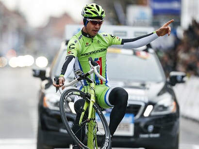 Peter Sagan haciendo un "caballito" mientras cruza la meta