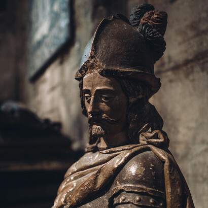 O fim trágico da Ordem dos Templários ocorreu devido às manobras do rei Filipe IV, que os acusou de heresia para confiscar seus bens e influenciar o papa Clemente V a extinguir a Ordem