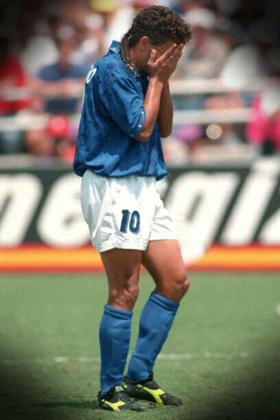 Roberto Baggio si porta le mani al viso disperato dopo aver sbagliato il rigore, 1994