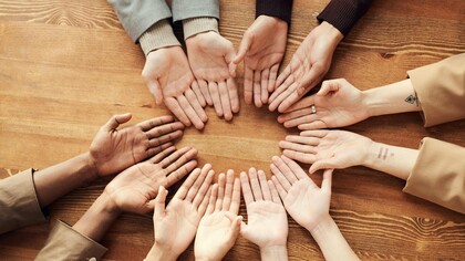 Il mondo è plurale, colorato, vario: la diversità è quindi un’attitudine a procedere verso un altrove che può non avere i contorni delineati, che può essere incerto, sfumato, ambiguo ma che possiede una potenzialità da esplorare