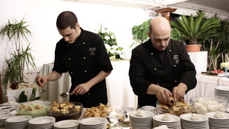 Lo chef Filippo Cogliandro e un suo assistente. Ph. Stefano Mileto