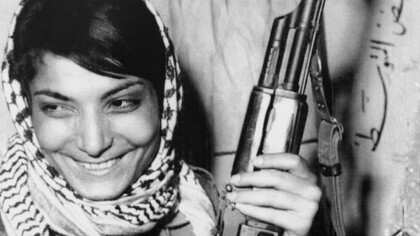 Leila Khaled en una famosa foto de 1970: Leila, militante del Frente Popular para la Liberación de Palestina, es un icono en Palestina, conocida por ser la primera mujer en participar en el secuestro de un avión en el año 1969


