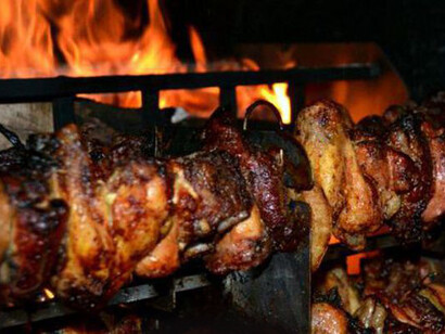 Lo spiedo bresciano, a base di coniglio, maiale, pollo e patate