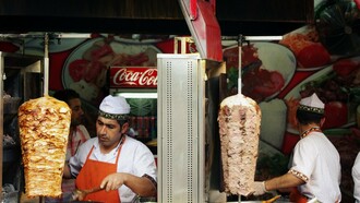 Döner Kebab a Istanbul, Turchia: "Devo tutto al mio incontro con Vito, un ragazzetto borioso che un mese fa circa vidi per la prima volta fuori dal un chiosco di kebab aperto da poco sotto casa mia. Era bastata un’occhiata per capire che avevamo da dirci, noi due"