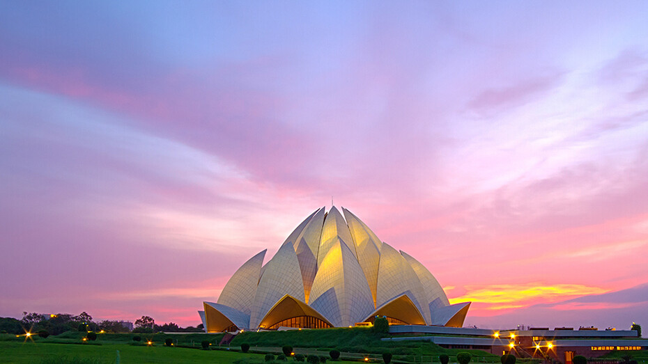 Tempio del Loto, Nuova Delhi, India. Progettato dall’architetto Fariborz Sahba, presenta l’aspetto del bocciolo di un fiore di loto, formato da ventisette “petali” marmorei, poggianti su nove aperture