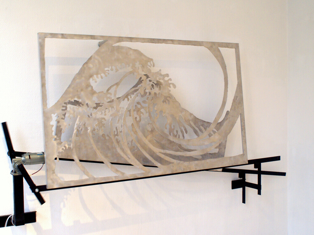 Frédéric Lecomte, Vague alarme, 2013, Aluminium, découpe plasma, acier, bois, moteur 24V DC, 244 x 250 x 40 cm © l’artiste