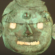 Máscara antropomorfa.

Materiales: Metal

Tardío 0 - 500 d.C. Estilo Vicus/Moche.

Medidas: 185 mm de alto x 109 mm de ancho