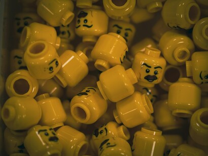 A população, em sua maioria, comemorou o fim da obrigatoriedade de termos como “vossa mercê” — que evoluiu para “vosmecê”, depois “você” e, hoje, “vc” nas mensagens digitais. Curiosamente, o “você”, antes considerado vulgar, hoje é plenamente aceito em redações de concursos públicos e textos acadêmicos, pois já integra a norma culta