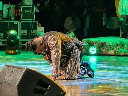Nelson Tivane emociona-se em palco durante um dos momentos mais intimistas do concerto. A proximidade com os músicos e a plateia reforçou o caráter emocional do espetáculo