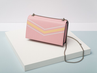 En la etiqueta y dentro del bolso, puedes comprobar que realmente se trata de un Valentino by Mario Valentino