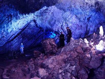 Ulisse evoca le ombre dei trapassati mediante un rito particolare: non è lui a scendere, sono i morti a salire