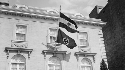 La bandera nazi ondea desde la embahada austríaca. Washington, D.C., 12 de marzo 1938. Tan pronto como las tropas alemanas cruzaron la frontera hacia Austria, la Legación Austriaca en Washington, representada por el Ministro Edgar L.G. Prochnick, recibió órdenes del Ministerio de Asuntos Exteriores en Viena de enarbolar la bandera con la esvástica
