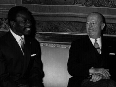 Le président gabonais Albert-Bernard Bongo se rend en France du 6 au 10 juillet 1970. À son arrivée à l'Élysée, il est accueilli par Jacques Foccart, secrétaire général de l'Élysée chargé des affaires africaines, le 6 juillet 1970