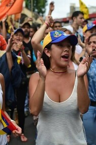 Jóvenes protestan contra el Gobierno de Nicolás Maduro