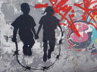 Cake $ ha convertido la barrera de Cisjordania en un inmenso patio de recreo, en el que los niños juegan rodeados de bombas y alambres afilados