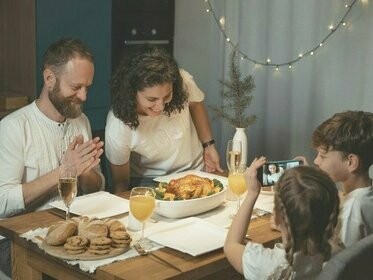 Família agradece a Deus por seu jantar. Dias começam ainda preguiçosos, depois vão pegando o ritmo e, por fim estão em velocidade de cruzeiro, nesse momento começamos a realizar nossas tarefas de forma automática, visando o resultado esperado, ou desejando que o dia termine para se livrar do trabalho e das chateações, e quando tudo termina no soar da campainha, damos “graças a Deus!”, não por terminarmos o dia bem, mas por nos livrarmos das preocupações, sendo que elas estarão ali no dia seguinte e nos acompanharão por onde formos. Damos graças pela coisa errada