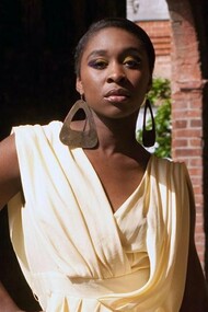 Cynthia Erivo em cena como Elphaba em Wicked. A trajetória da representatividade de mulheres negras nas produções da Disney reflete a evolução da sociedade e da indústria do entretenimento. Historicamente, os estúdios Disney foram criticados pela falta de diversidade racial e pela perpetuação de estereótipos