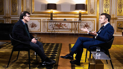 Interview accordée par le Président français, Emmanuel Macron, à l’écrivain espagnol Javier Cercas à l'Élysée le 19 janvier dernier © Luis Sevillano