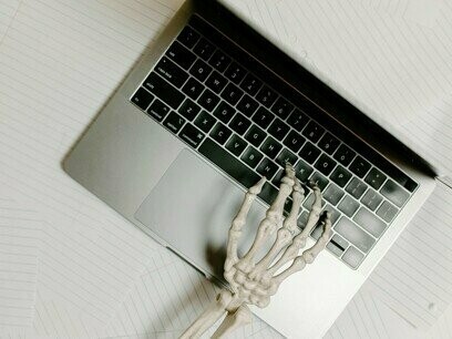 Apesar de desafios como a inclusão digital e a exigência de atualização contínua ainda serem enfrentados, as oportunidades provenientes dessa mudança são enormes. A capacitação e adaptação de profissionais é uma das maiores vantagens da era digital, e ações estratégicas