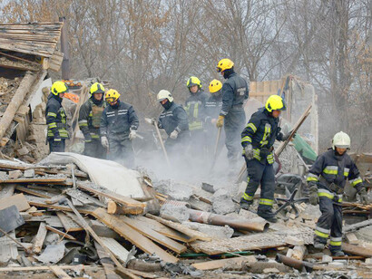 Bomberos y fuerzas de seguridad ucranianas revisan los escombros luego de un bombardeo en Ucrania