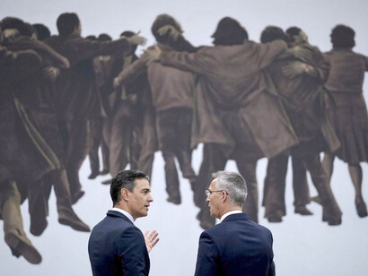 Pedro Sánchez y Jens Stoltenberg frente al cuadro de Juan Genovés, «El abrazo», durante la Cumbre de Madrid, 2022