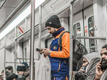 Pessoas utilizam o transporte público em meio à movimentação urbana. Entre trabalho, deslocamentos e despesas crescentes, muitos portugueses enfrentam desafios que vão além dos debates partidários