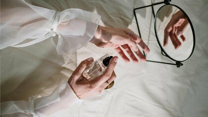 A história do perfume é a história da tentativa humana de domesticar o invisível. De moldar o ar que nos cerca para construir identidades, fronteiras, hierarquias. Desde os bálsamos sagrados que ungiam os corpos dos faraós — anunciando o intocável — até os frascos meticulosamente projetados das grandes maisons, o perfume se constituiu como signo de poder, como barreira simbólica e como arma. O aroma sempre foi mais do que adorno: foi distinção, dispositivo de classe, discurso político