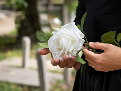At funerals, white flowers are often placed in graveyards as symbols of innocence and remembrance, reflecting the solemnity of the occasion
