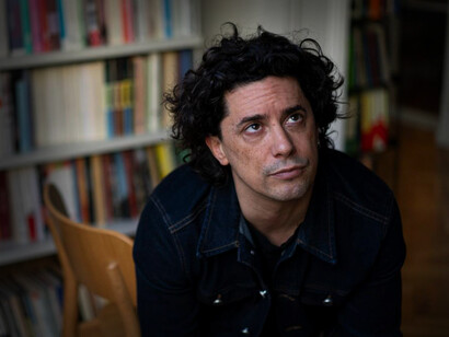 Benjamín Labatut a los 14 años se instaló en Santiago de Chile. Estudió periodismo en la Pontificia Universidad Católica de Chile