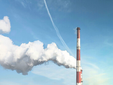 Des infrastructures industrielles énergivores continuent d’alimenter les émissions de CO₂, illustrant le paradoxe d’un développement technologique qui accentue la crise climatique qu’il prétend analyser