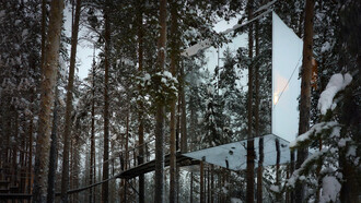 La habitación Mirrorcube (Cubo de espejo) del Treehotel ubicado en Harads (Suecia), es un cubo de espejo en el que se refleja tanto el cielo como todo el bosque, este último se aprecia en una visión 360 gracias a sus ventanas
