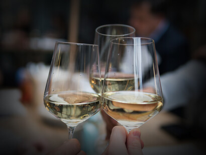 Vino blanco: sus sabores suaves, grado de acidez al igual que frescura, hacen que sea una gran opción para acompañar carnes magras