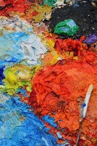 Paleta de tintas. A pintora achava que o mundo era feito de camadas ou fatias e a ela coubera-lhe uma mais fina. Achava que era a soma de tudo o que fora no passado e ela tinha muito pouco para adicionar, muito mais para subtrair