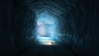 Luz al final de un túnel rodeado por el hielo en Langjokull, Islandia