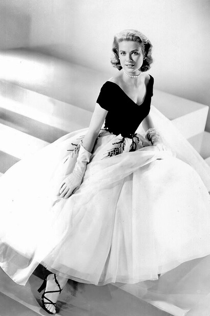 Grace Kelly posa con uno de los vestidos que lució en la película de Alfred Hitchcock «La ventana indiscreta»