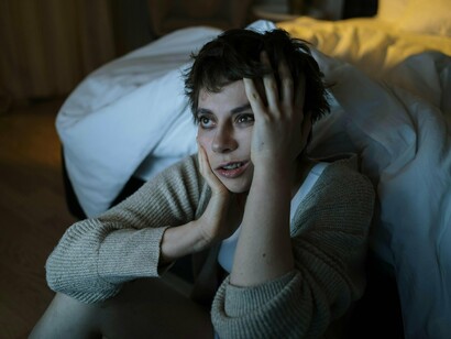 Insônia. Para mitigar esses riscos, é fundamental adotar medidas de redefinição de hábitos, promovendo a prática de atividades offline que estimulem o bem-estar, como hobbies, exercícios e interações sociais presenciais; investir em terapia e acompanhamento psicológico, visando o desenvolvimento de estratégias de enfrentamento e controle do uso excessivo de tecnologia; e incentivar a educação contínua sobre saúde digital e o manejo consciente do tempo em frente às telas