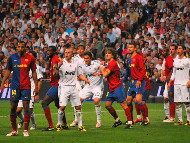 Les joueurs s'affrontent lors du derby Real Madrid-Barça le 2 mai 2009 au légendaire stade de Santiago  Bernabéu à Madrid