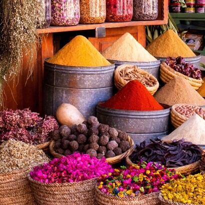 In Mesopotamia le offerte aromatiche erano considerate il "nutrimento degli dèi", mentre nell'antico Egitto il profumo era associato alla presenza divina e alla purezza rituale