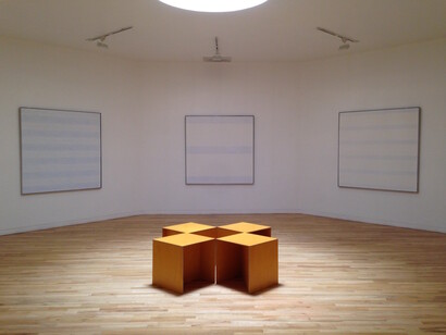 Galeria Agnes Martin, no museu de arte Harwood, com banco do artista Donald Judd © Hyperallergic