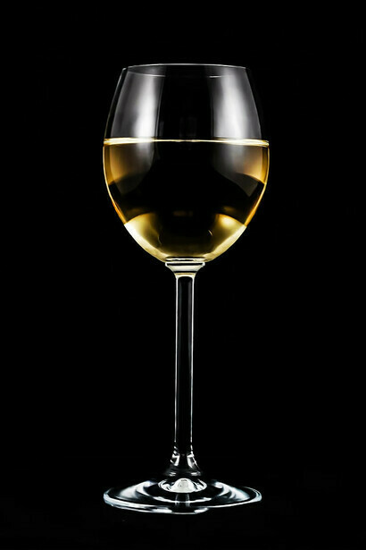 Calice di vino bianco. L'uva selvatica tropicale del Centroamerica, generalmente chiamata "agrá" a livello locale, è molto acida, con poca dolcezza naturale, può produrre vini freschi e leggeri