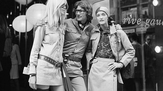 Yves Saint Laurent con dos modelos que lucen sus diseños