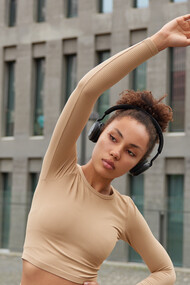 With each step, the beats of her music drive her forward, turning discomfort into motivation and helping her push beyond her physical limits
