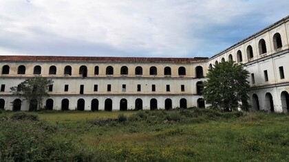 La Caserma Principe Amedeo, ex Cesare Battisti, è un complesso borbonico settecentesco ad opera dell'ingegno di Luigi Vanvitelli e Ferdinando Fuga, Nola (NA)