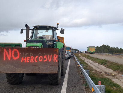 Members of Revolta Pagesa gathered at the edge of the A7 highway south of Garrigàs (Alt Empordà) in protest against Mercosur