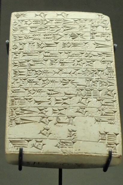 Tavola di fondazione del tempio di Nanaia, costruito da Kudur-Mabuk e Rim-Sin di Larsa. Pietra calcarea, 1820 a.C. circa