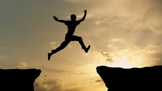 Autoestima; hombre saltando un abismo