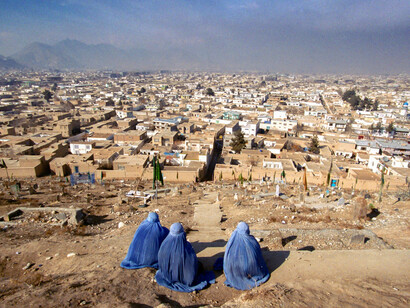 Nel regime fondamentalista le donne devono indossare il burqa che le copre totalmente anche occhi, mani e piedi